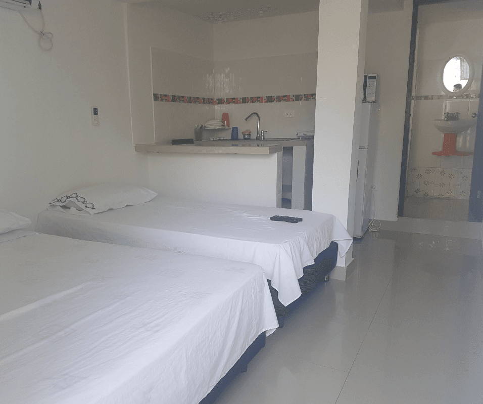 Foto original de quarto de hospedagem usada como referência visual